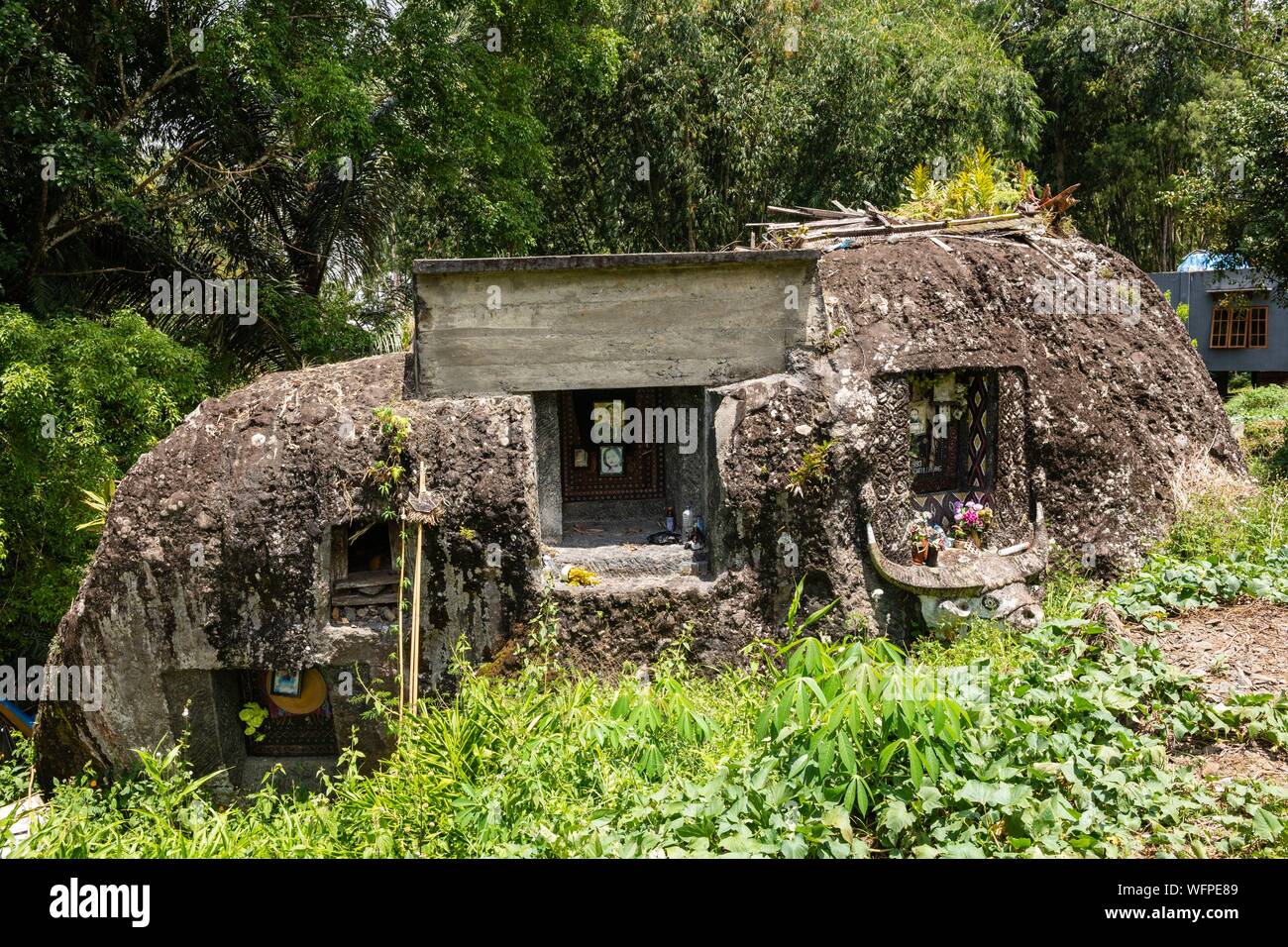 Indonesia Sulawesi island, Toraja paese, Tana Toraja, area Rantepao, Deri, tombe scavate nella roccia Foto Stock