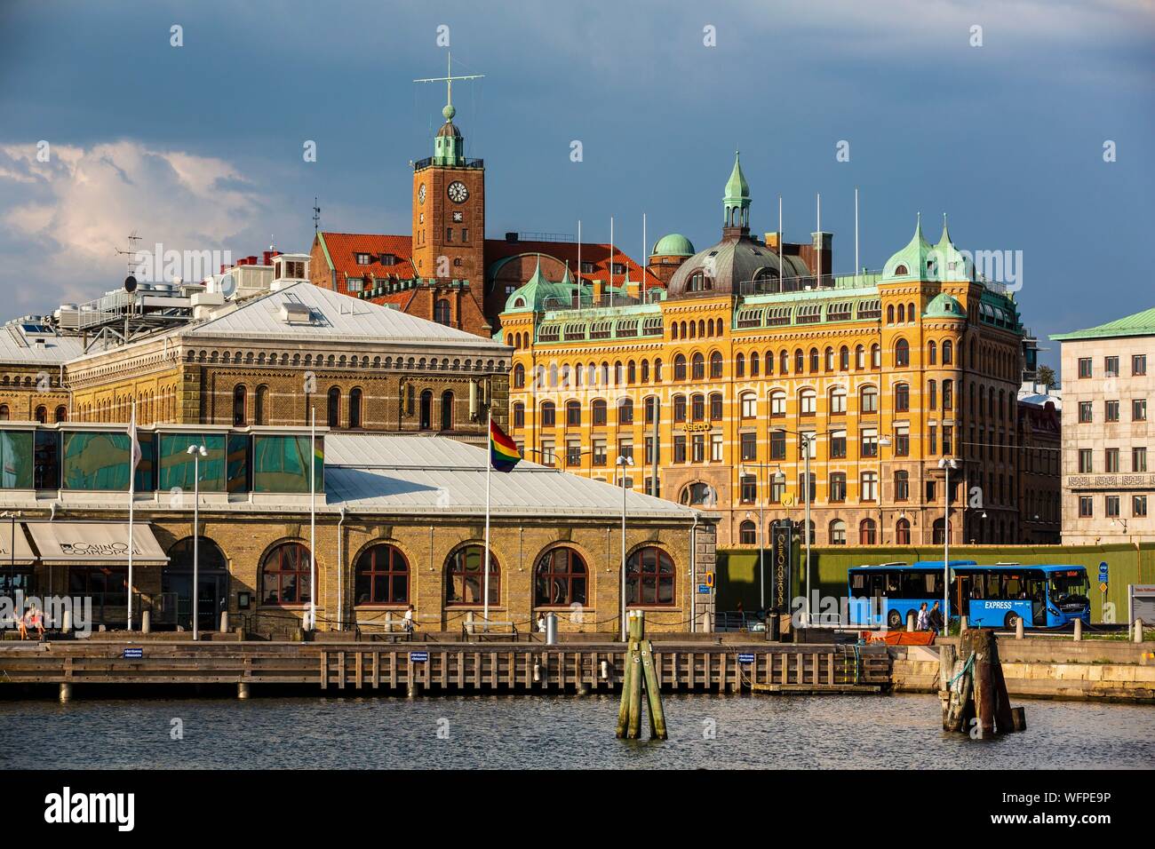 La Svezia, Vastra Gotaland, Goteborg (Göteborg), edifici della società ASECO su Packhusplatsen rivolta verso il porto e Kvarnberget e il suo orologio Foto Stock