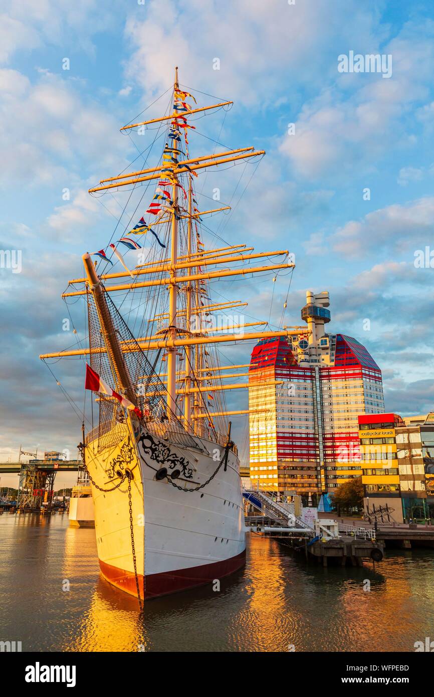 La Svezia, Vastra Gotaland, Goteborg (Göteborg), il grattacielo Gotheborgs-Utkiken e il museo galleggiante della marineria con la barca a vela Viking sul lilla bommens hamm docks Foto Stock