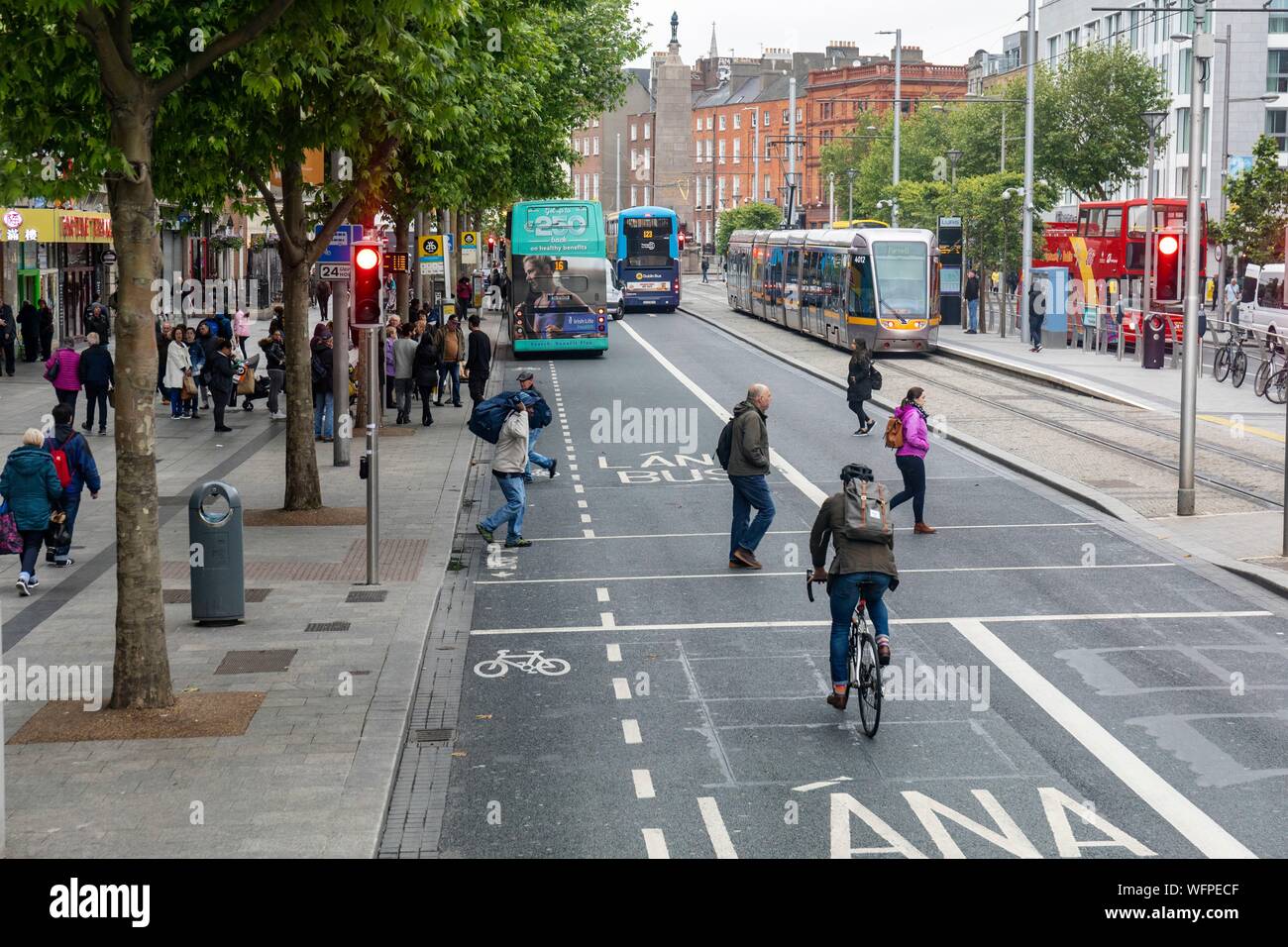 Irlanda, Dublino, O'Connell Street, il trasporto pubblico, autobus e tram Foto Stock