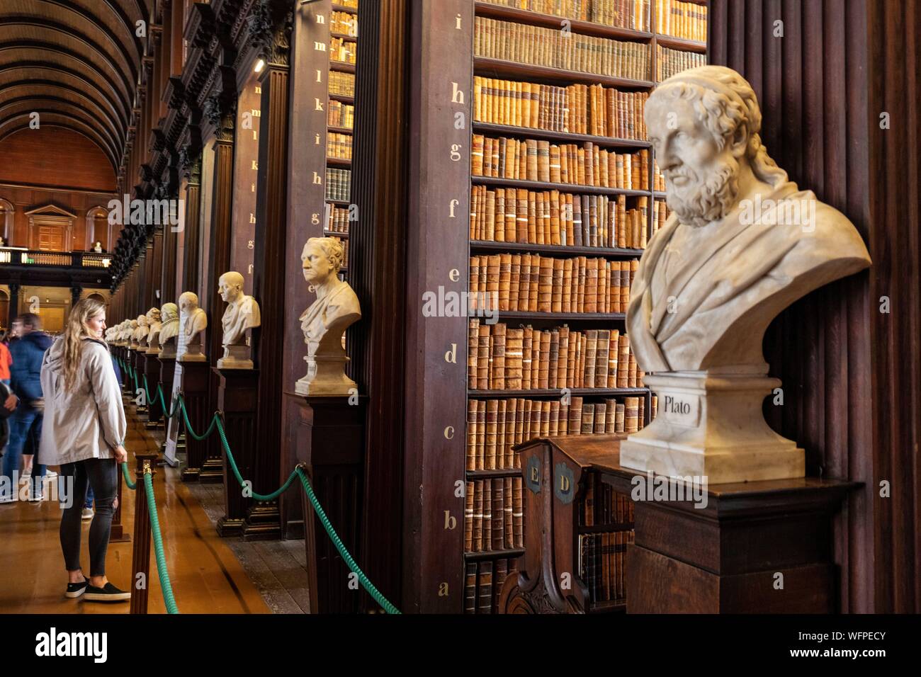 Irlanda, Dublino Trinity College, la vecchia biblioteca, uno dei più belli del mondo, la sala principale e la sala lunga e i suoi busti di personaggi famosi Foto Stock