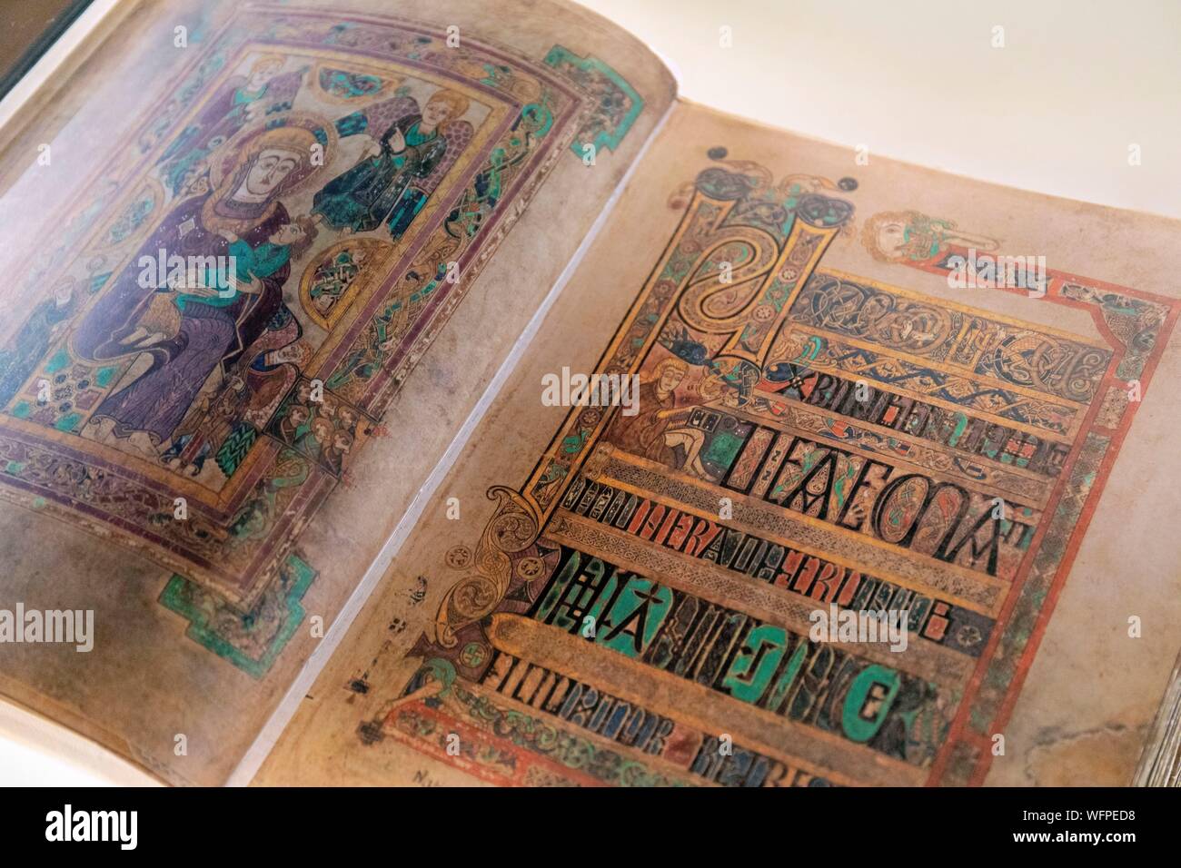 Irlanda, Dublino Trinity College, il magnifico Libro di Kells, uno splendido manoscritto illuminato dall'anno 820, il fulcro della visita della vecchia libreria Foto Stock