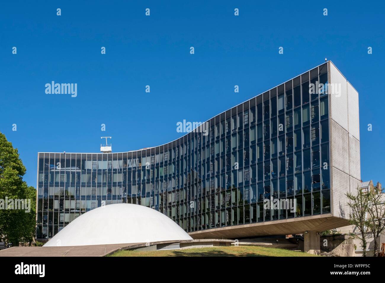 Francia, Parigi, Place du Colonel Fabien, la parteci Communiste (Partito Comunista Francese) edificio dall'architetto Oscar Niemeyer Foto Stock