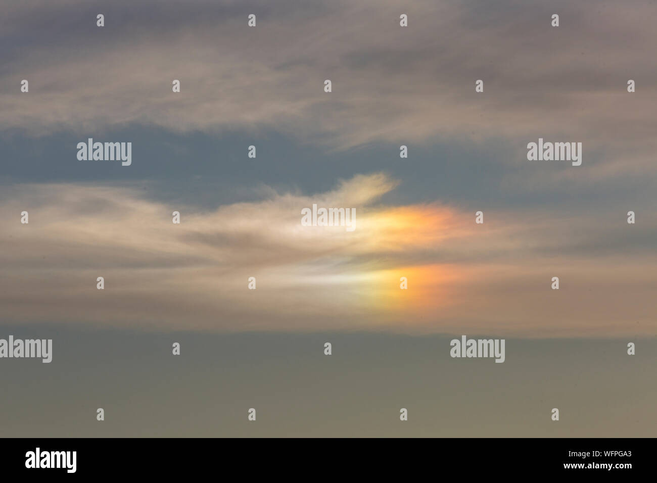 Bournemouth Dorset UK. Il 31 agosto 2019. Regno Unito meteo: un sundog, mock sun, o parhelion, formata dalla luce del sole che splende attraverso i cristalli di ghiaccio in aria costituisce in Bournemouth dopo una giornata mista di meteo - piovoso e umido pomeriggio presto, trasformando in una gloriosa caldo e soleggiato nel pomeriggio e la sera come la folla gregge al mare a Bournemouth Beach per guardare il Bournemouth air festival. Credito: Carolyn Jenkins/Alamy Live News Foto Stock