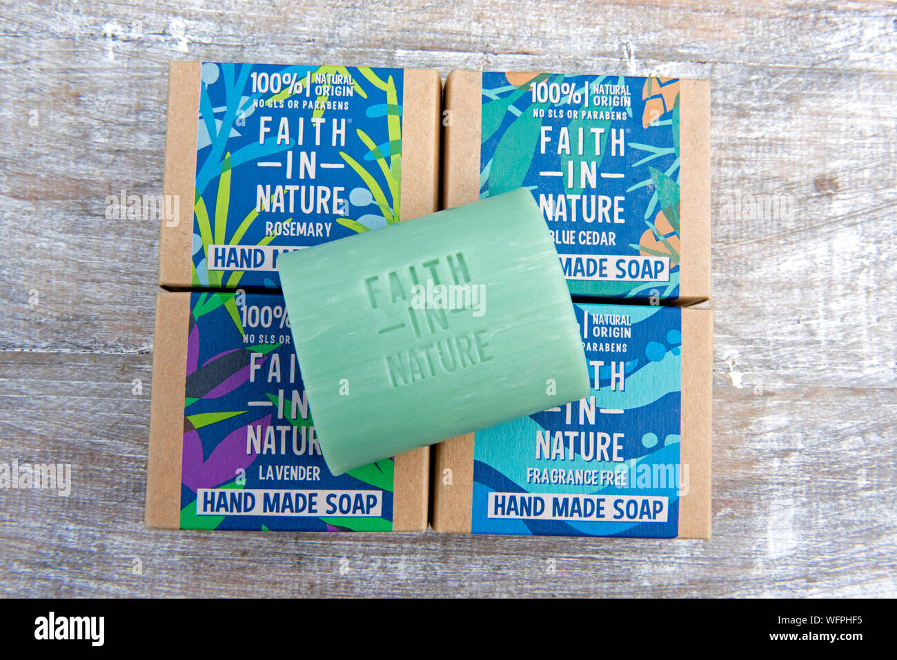 La fede nella natura artigianale vegano etico sapone sostenibile in imballaggi di cartone sul legno naturale dello sfondo. Foto Stock
