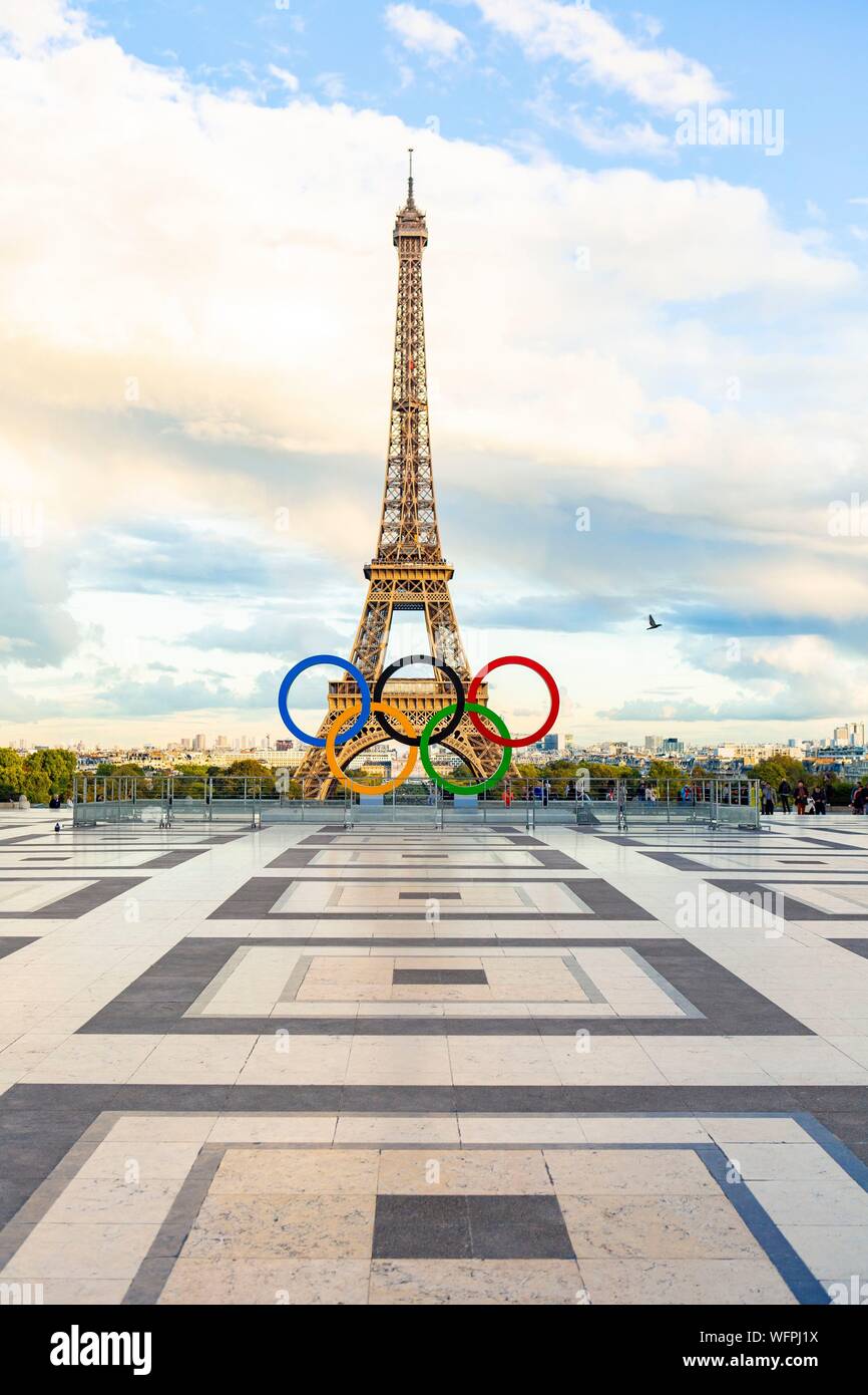 Francia, Parigi, zona elencata come patrimonio mondiale dall' UNESCO, Place du Trocadero o Parvis des Droits de l'Homme, il simbolo dei Giochi Olimpici per celebrare l'attribuzione delle Olimpiadi 2024 di Parigi con la Torre Eiffel Foto Stock