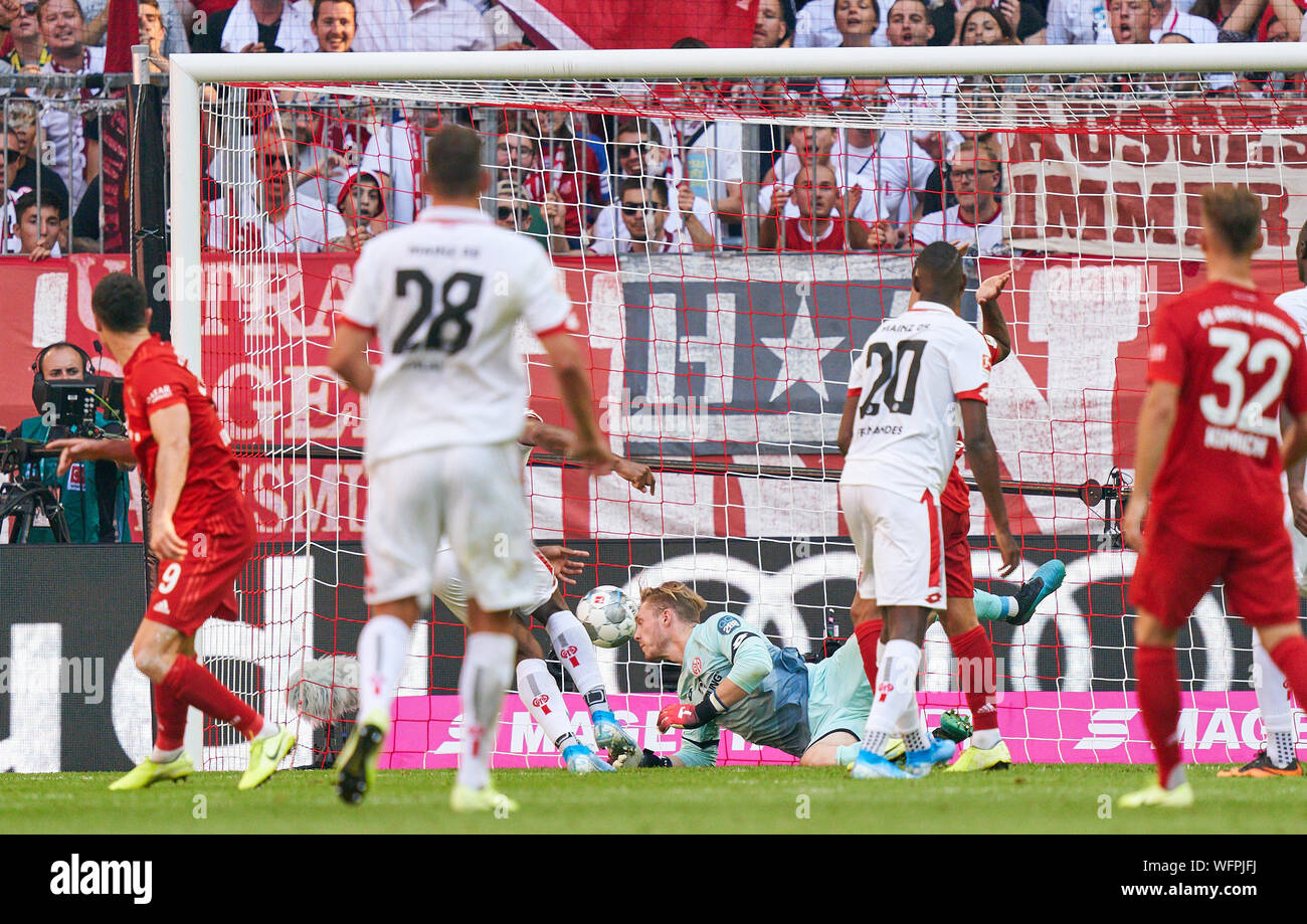 Robert LEWANDOWSKI, FCB 9 punteggi, germogli obiettivo per 5-1, Florian Müller, Torwart MZ 1 FC Bayern Munich - FSV Mainz 05 6-1 - DFL REGOLAMENTI VIETANO QUALSIASI USO DI FOTOGRAFIE come sequenze di immagini e/o quasi-VIDEO - 1.della Lega calcio tedesca , Monaco di Baviera, Agosto 31, 2019 stagione 2019/2020, giornata 03, FCB, München © Peter Schatz / Alamy Live News Foto Stock