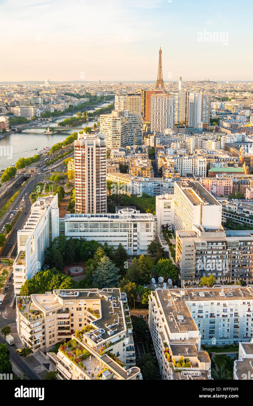 Francia, Parigi, gli edifici del Front de Seine e la Torre Eiffel (vista aerea) Foto Stock