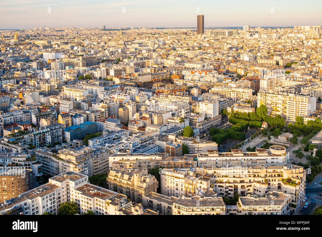 Francia, Parigi, quindicesimo arrondissement e Tour Montparnasse (vista aerea) Foto Stock