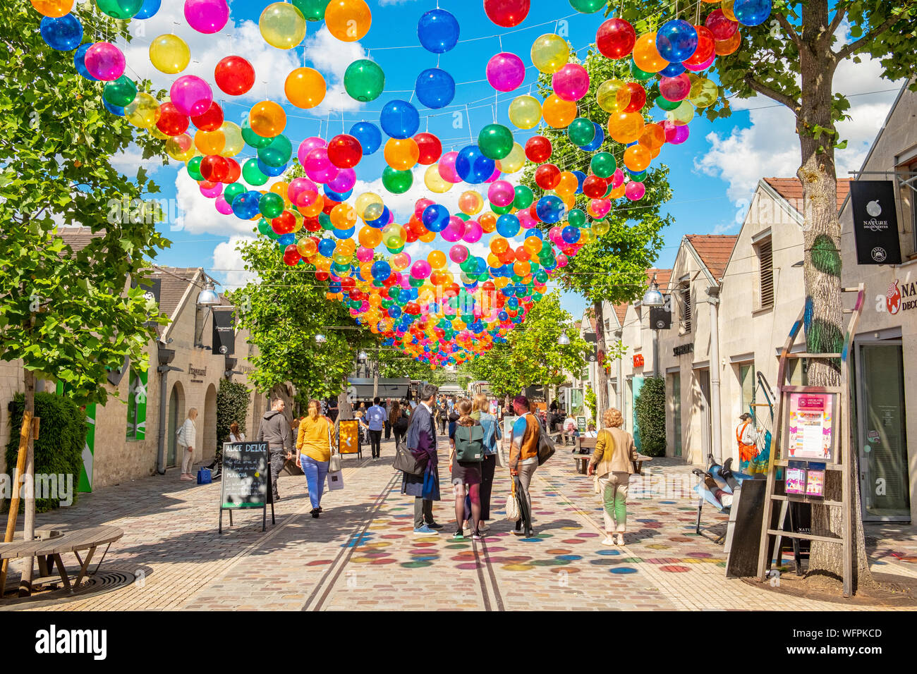 Francia, Parigi Bercy Village, Patricia Cunha di palloncini multicolori galleggiare sopra il Cour St Emilion a Parigi dal 8 Giugno al 31 agosto 2019 Foto Stock