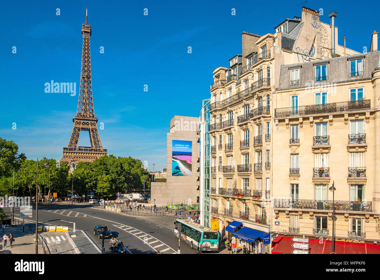 Francia, Parigi, edifici in stile Haussmann che e la Torre Eiffel, quindicesimo arrondissement Foto Stock