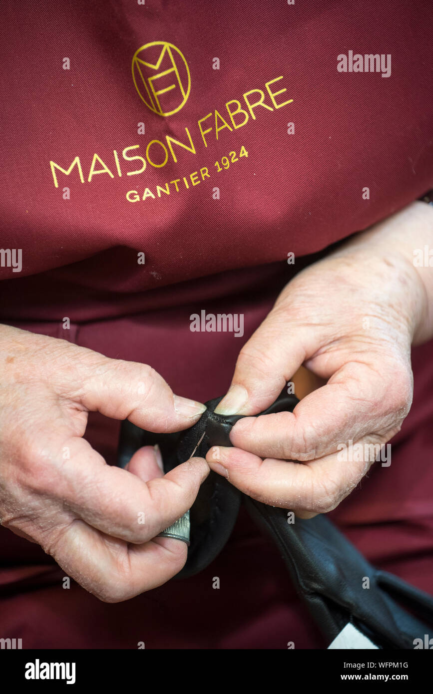 Francia, Aveyron, Millau, Maison Fabre (Ganterie Fabre) istituito nel 1924, cucite a mano i guanti Foto Stock