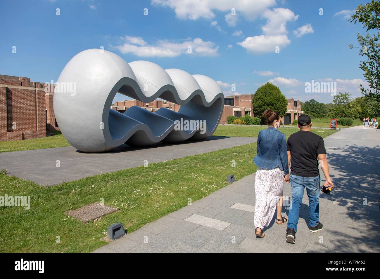 Francia, Nord, Villeneuve d'Ascq, LAM (Lille Métropole Museo di arte moderna, arte contemporanea e arte brut), scultura da Richard Deacon intitolato tra finzione e realtà, nel museo giardini Foto Stock