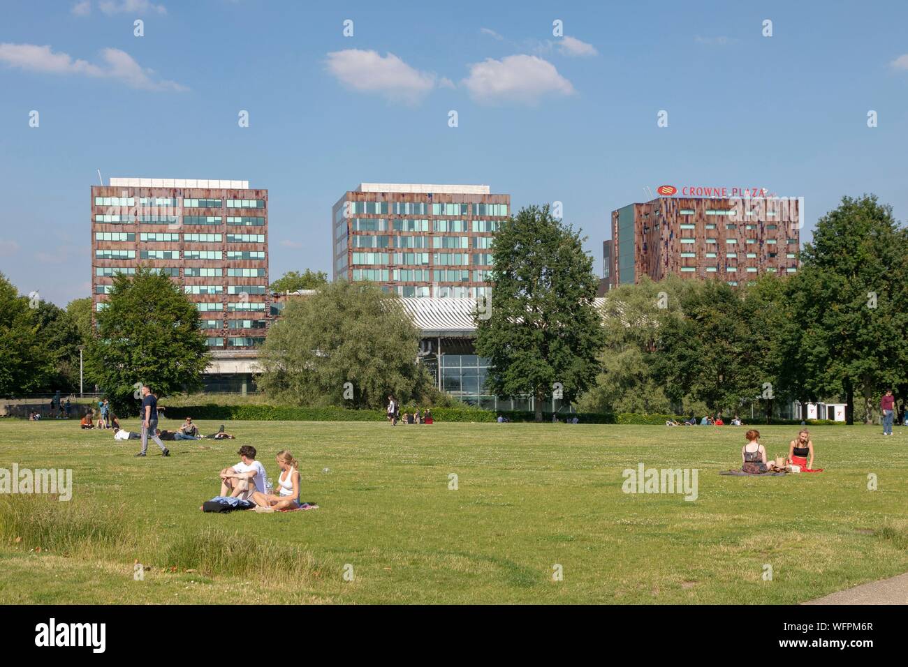 Francia, Nord, Lille, Henri Matisse park con il EuraLille business district e Lille Eurostar e TGV station Foto Stock