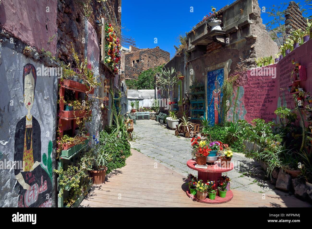 L'Italia, Sicilia, Catania, città barocca elencati come Patrimonio Mondiale dell'UNESCO, il quartiere storico di San Berillo, un quartiere abbandonato poiché il 50s che è rinata grazie all'arte di strada Foto Stock