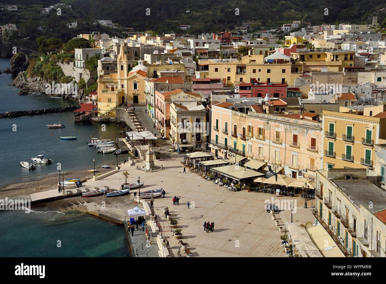 L'Italia, Sicilia e Isole Eolie, classificato come patrimonio mondiale dall UNESCO, Isola di Lipari, Lipari, Marina Corta porto di pesca e San Giuseppe chiesa Foto Stock