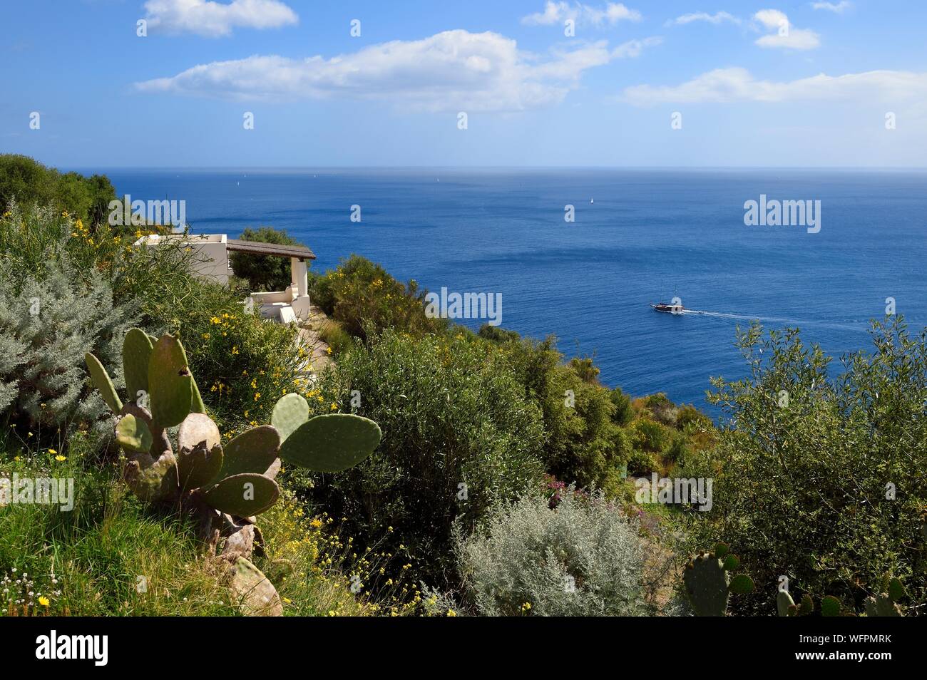 L'Italia, Sicilia e Isole Eolie, classificato come patrimonio mondiale dall UNESCO, Isola di Lipari, casa tradizionale sulla costa sud-est Foto Stock