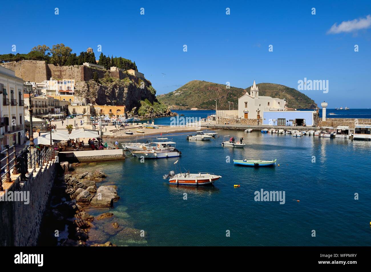 L'Italia, Sicilia e Isole Eolie, classificato come patrimonio mondiale dall UNESCO, Isola di Lipari, Lipari, Marina Corta porto di pesca sotto la cittadella e le Anime del Purgatorio Chiesa sulla destra il molo Foto Stock