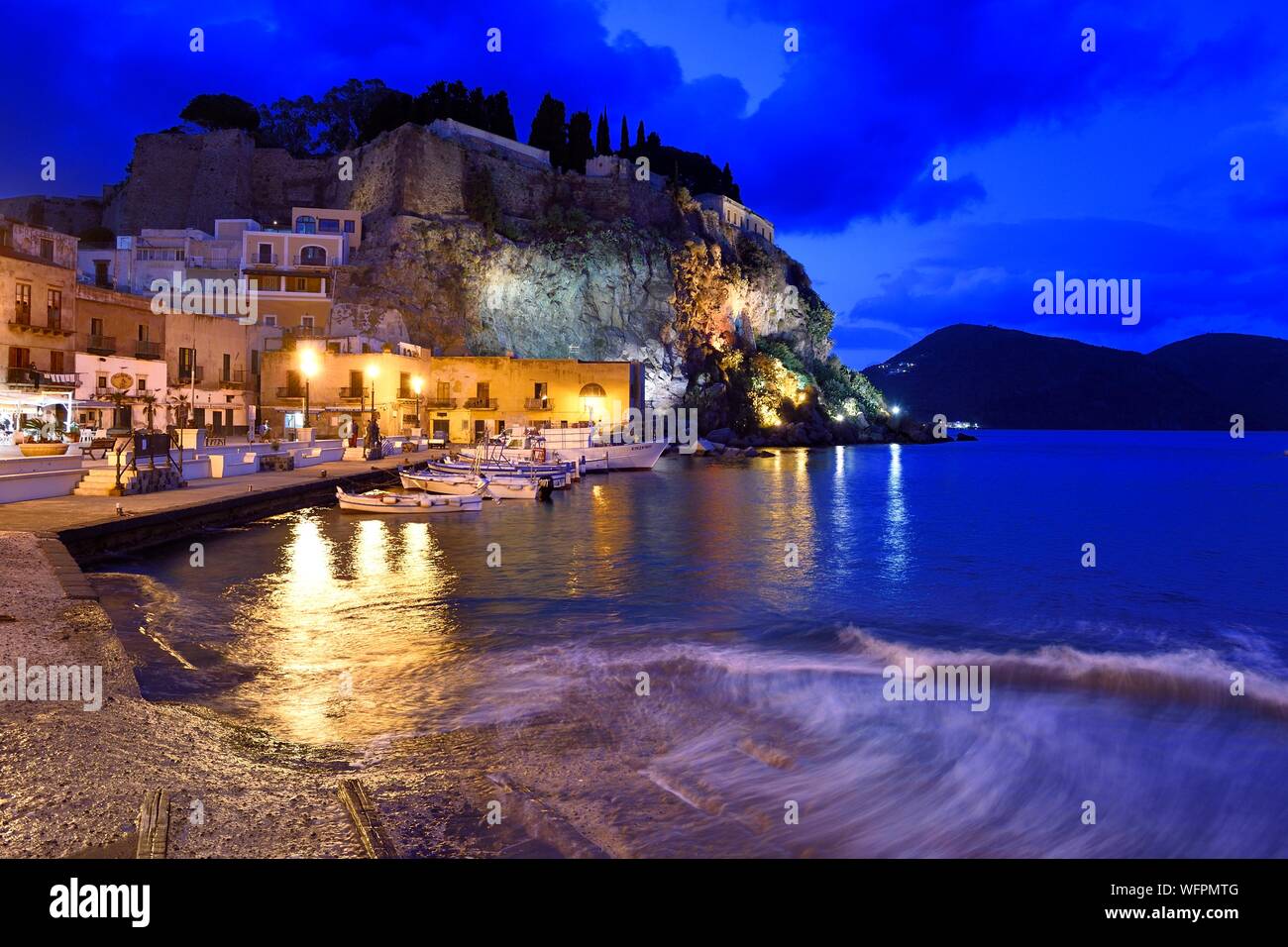L'Italia, Sicilia e Isole Eolie, classificato come patrimonio mondiale dall UNESCO, Isola di Lipari, Lipari, Marina Corta porto di pesca Foto Stock