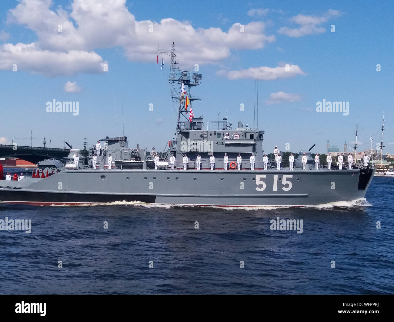 Russia San Pietroburgo Luglio 2019. Navy giorno. La parata di tecnologia navale. Grigio nave da guerra con i marinai in contesti formali bianco uniforme sul bordo contro lo sfondo del ponte Foto Stock