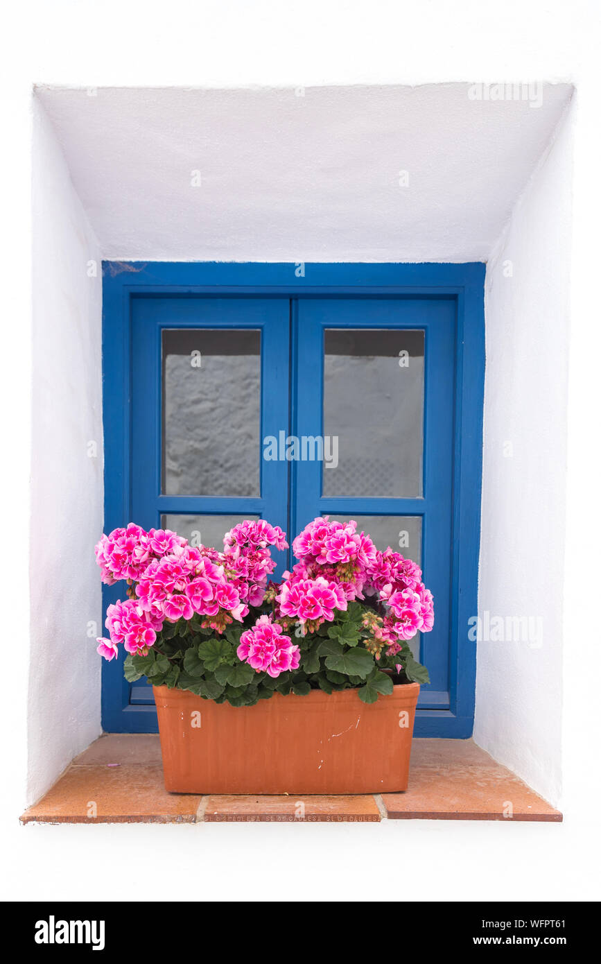 Finestra blu in un villaggio bianco in Spagna Foto Stock