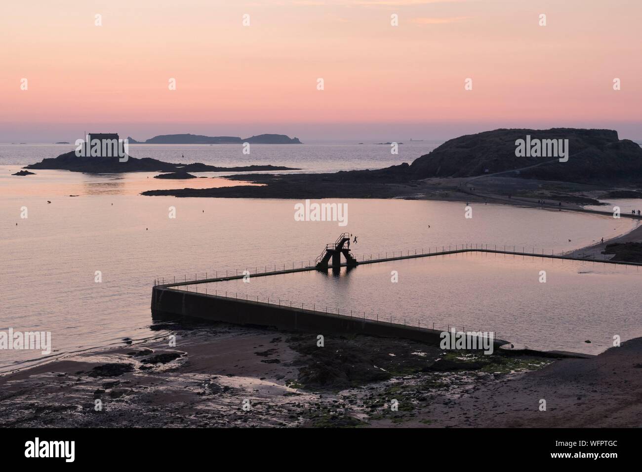 Francia, Ille et Vilaine, Saint Malo, Bon Secours Beach, trampolino e piscina con acqua di mare al tramonto Foto Stock