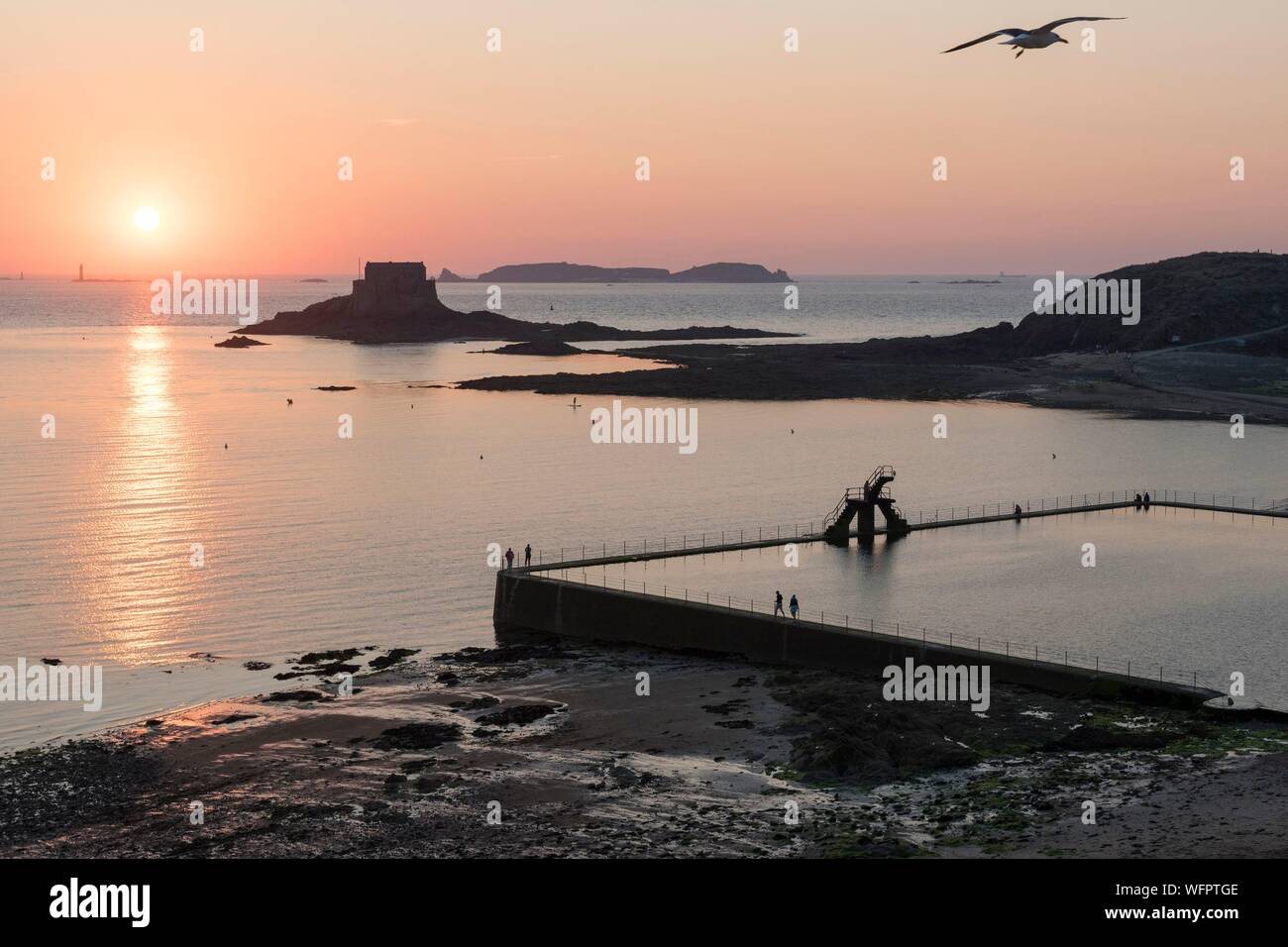 Francia, Ille et Vilaine, Saint Malo, Bon Secours Beach, trampolino e piscina con acqua di mare al tramonto Foto Stock