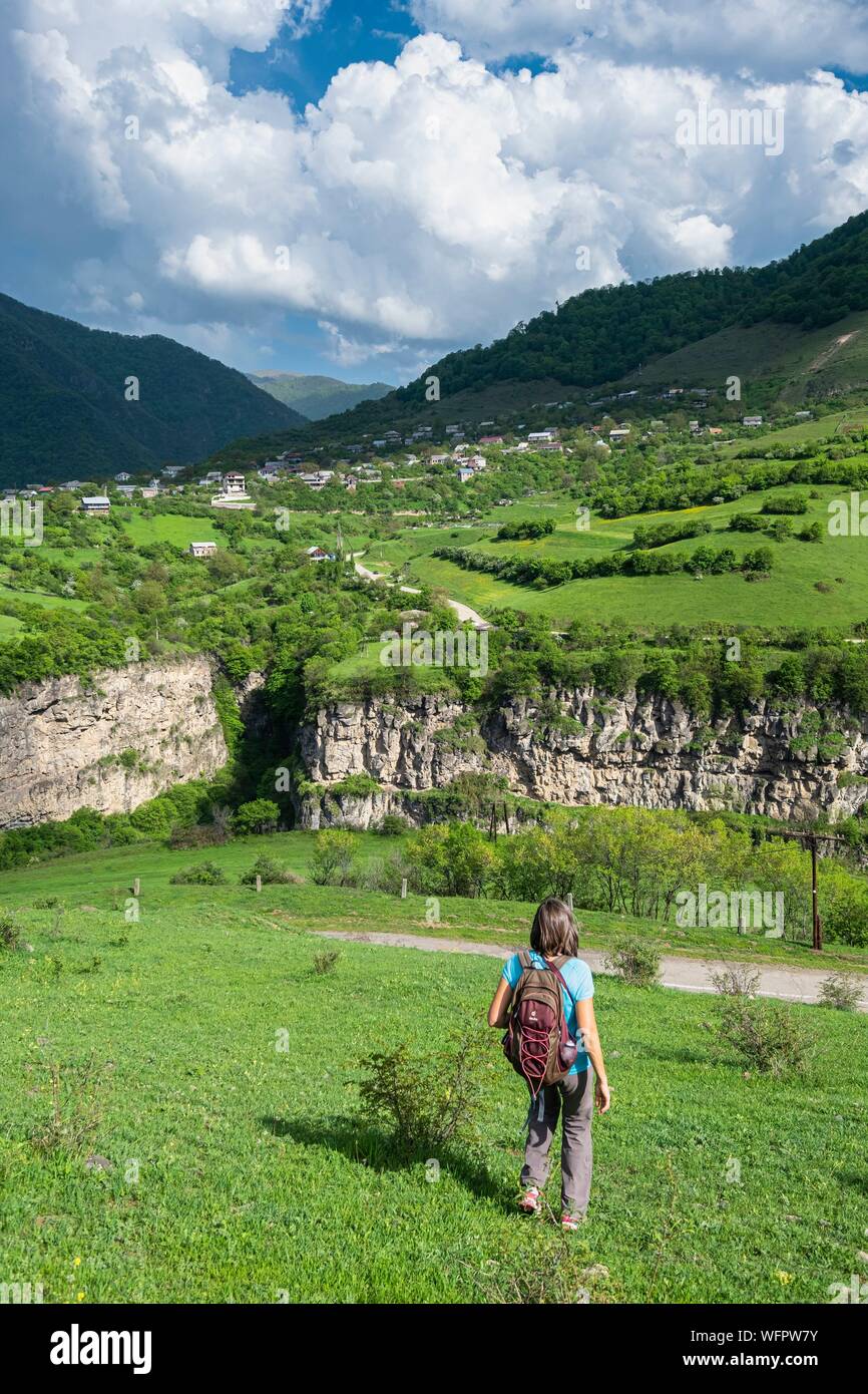 Armenia, regione di Lorri, Debed valley, frazioni di Alaverdi, lungo il sentiero escursionistico tra Sanahin e Haghpat, villaggio Akner in background Foto Stock