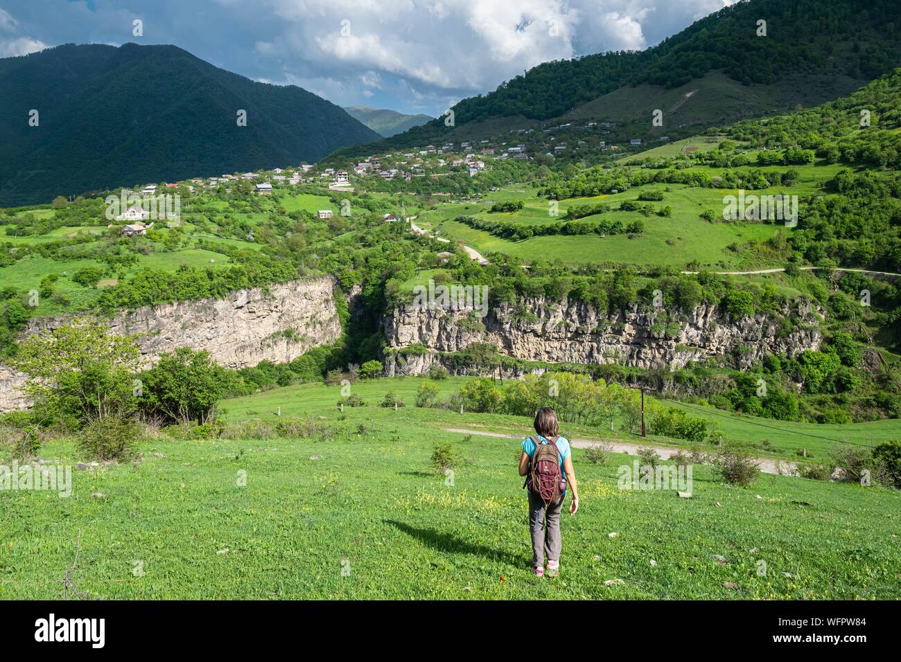 Armenia, regione di Lorri, Debed valley, frazioni di Alaverdi, lungo il sentiero escursionistico tra Sanahin e Haghpat, villaggio Akner in background Foto Stock