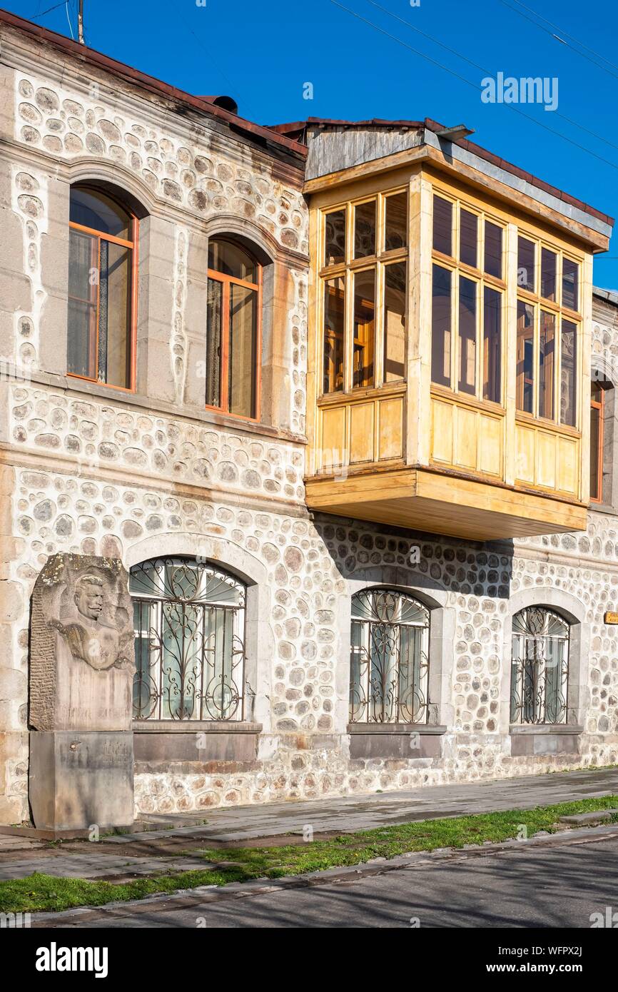 Armenia, regione di Syunik, Goris, case tradizionali con balcone in legno Foto Stock