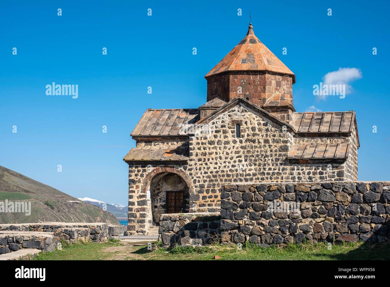 Armenia, regione di Gegharkunik, Sevan, monastero Sevanavank sulle rive del lago Sevan Foto Stock