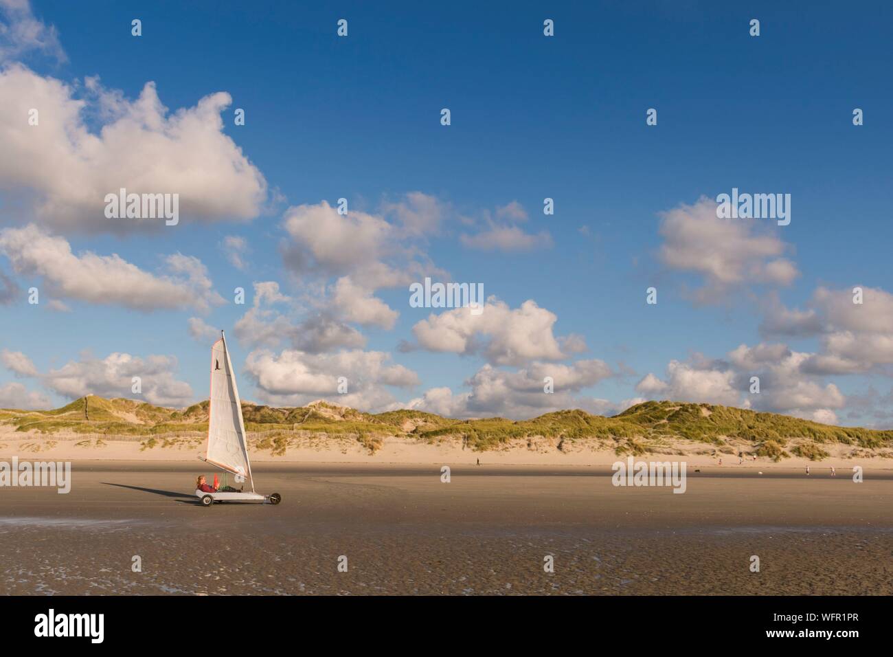 Francia, Somme (80), Marquenterre, Quend-Plage, grandi spiagge di sabbia della costa spazzate dal vento della Piccardia sono un luogo ideale per la pratica della vela-trasportatore Foto Stock