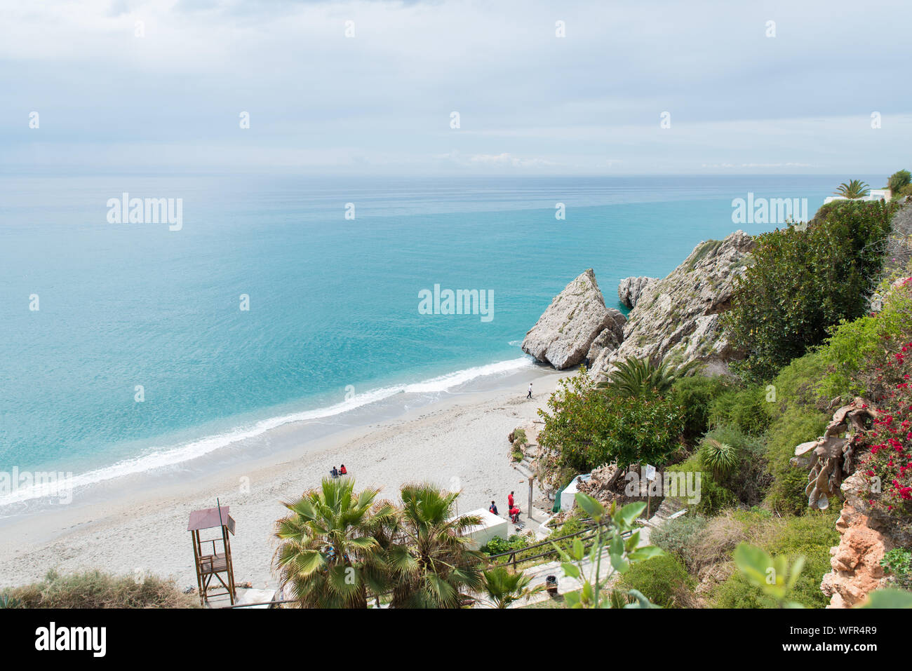 Spiaggia Tropicale con acque turchesi di Nerja, Andalusia - Spagna Foto Stock