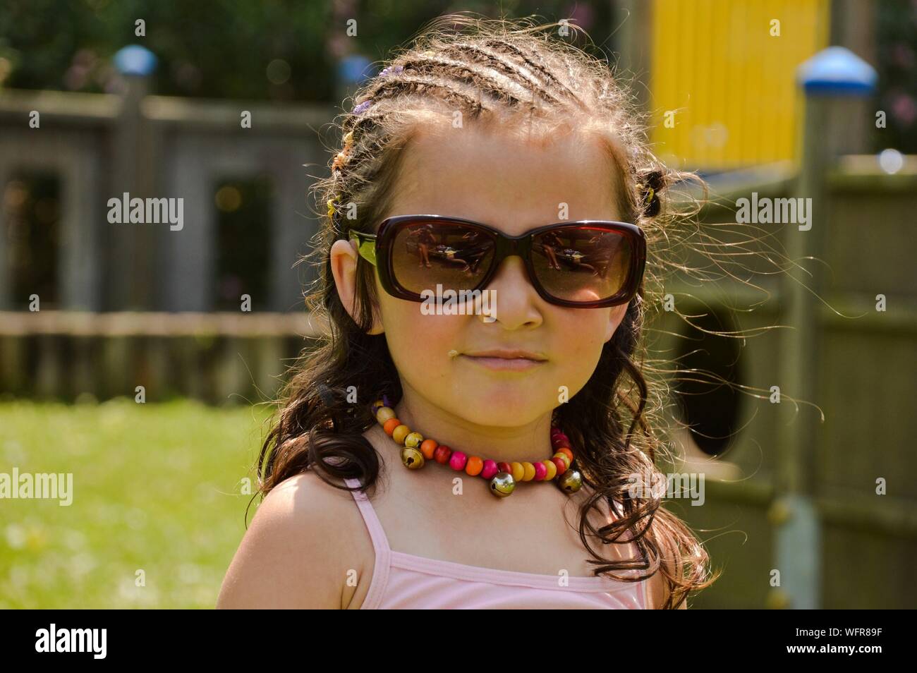 Ritratto di una ragazza indossando occhiali da sole Foto Stock