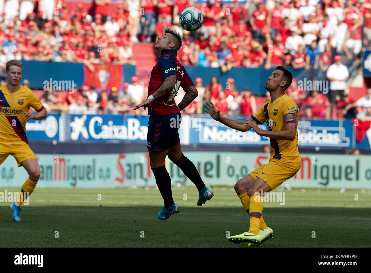 Brandon Thomas Llama (avanti; CA Osasuna) e Sergio Busquets (centrocampista; FC Barcelona) in azione durante la spagnola La Liga Santander, match tra CA Osasuna e FC Barcellona alla Sadar stadium.(punteggio finale: CA Osasuna 2 - 2 FC Barcelona) Foto Stock
