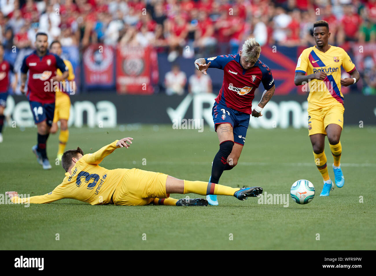 Brandon Thomas Llama (avanti; CA Osasuna), Gerard Piqué (difensore; FC Barcelona) e Nelson Semedo (difensore; FC Barcelona) in azione durante la spagnola La Liga Santander, match tra CA Osasuna e FC Barcellona alla Sadar stadium.(punteggio finale: CA Osasuna 2 - 2 FC Barcelona) Foto Stock