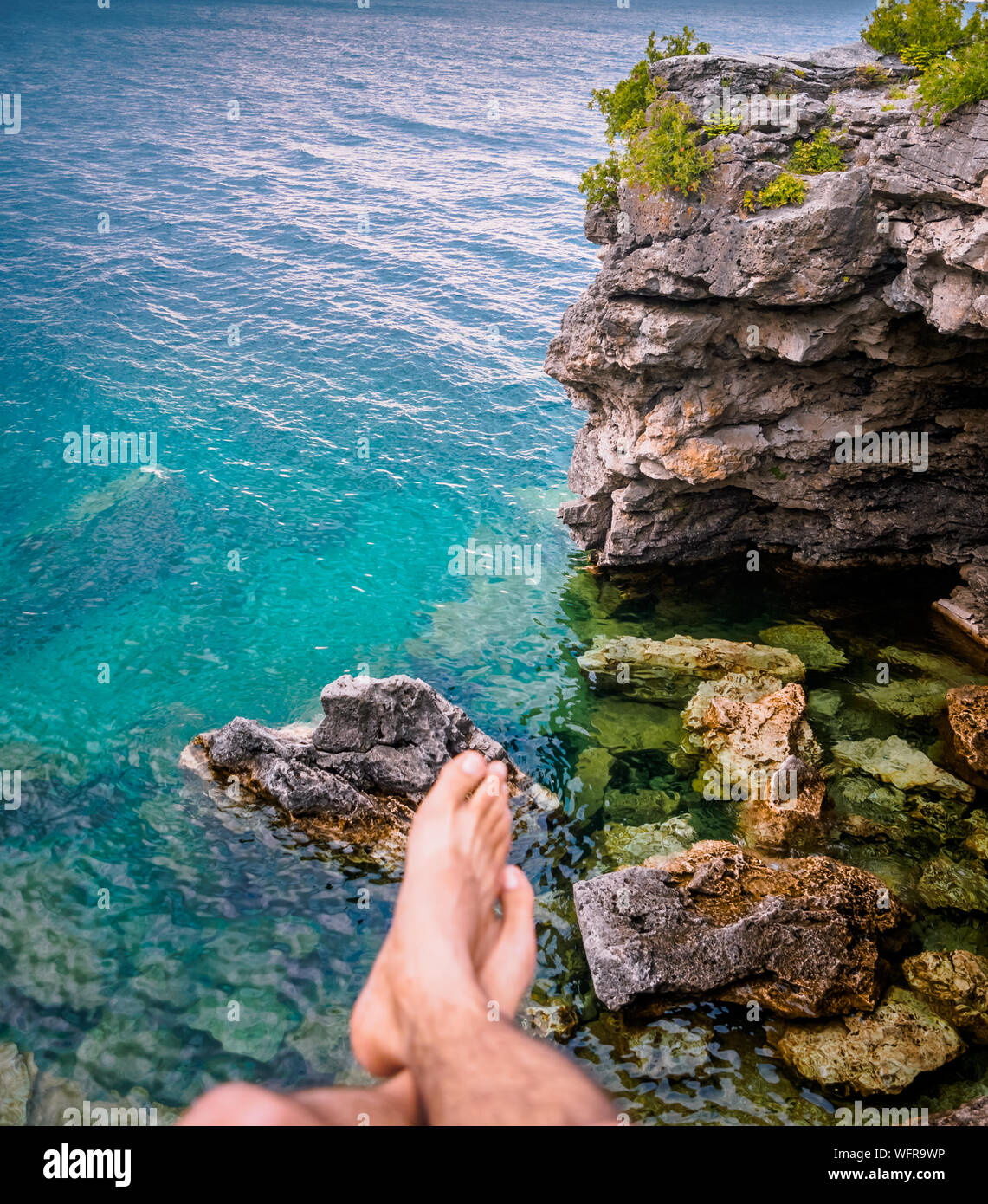 La grotta, Bruce penisola parco vicino a Tobermory, Ontario, Canada durante il periodo estivo - guardando in giù a pulire l'acqua turchese Foto Stock