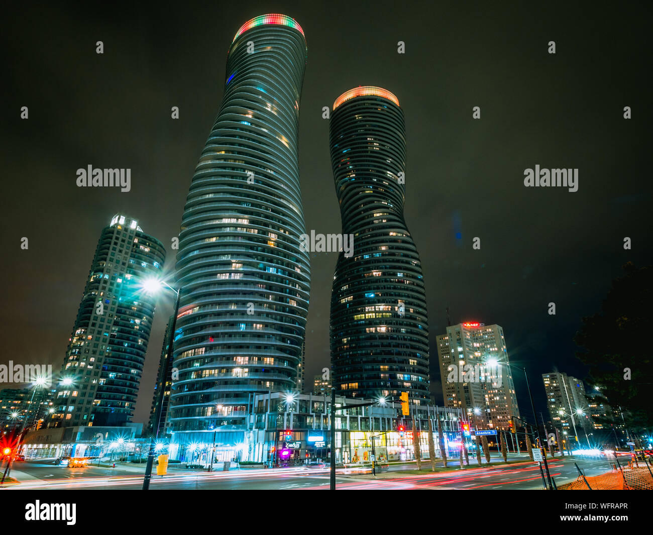 Le Torri di assoluta Condominiums Mississauga, Ontario Canada a.k.a. (Aka) Marilyn Monroe edifici durante la notte (con holiday lights) Foto Stock