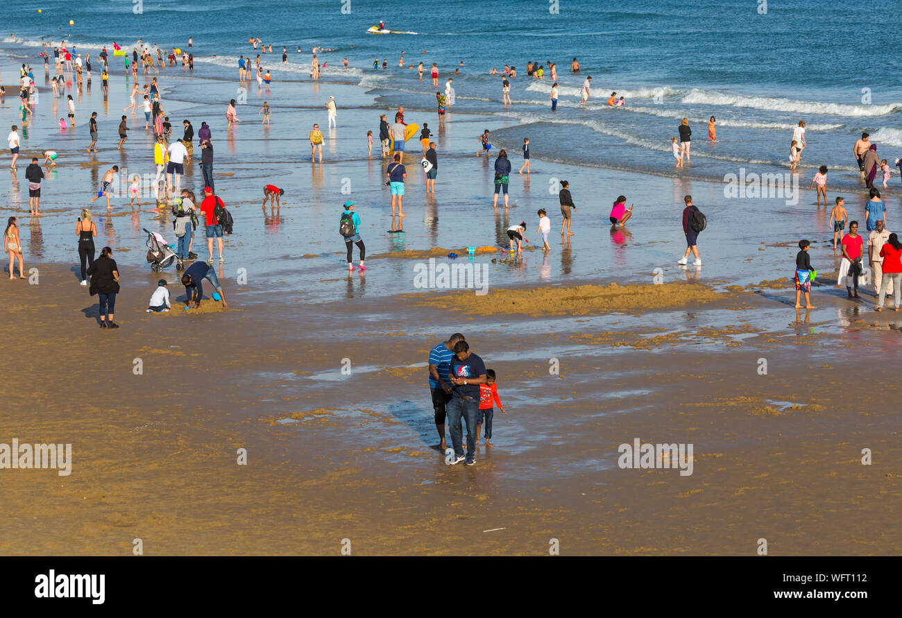 Bournemouth Dorset UK. Il 31 agosto 2019. Regno Unito: meteo folla gregge a Bournemouth Beach, a guardare il Bournemouth air festival, dopo una giornata mista di meteo - piovoso e umido pomeriggio presto, trasformando in una gloriosa caldo e soleggiato nel pomeriggio e la sera. Credito: Carolyn Jenkins/Alamy Live News Foto Stock