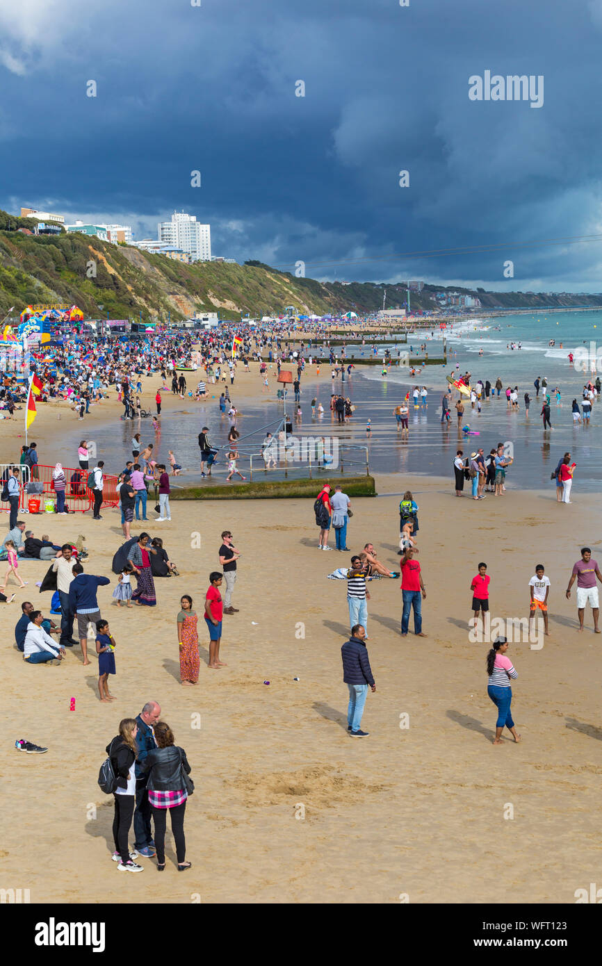 Bournemouth Dorset UK. Il 31 agosto 2019. Regno Unito: meteo folla gregge a Bournemouth Beach, a guardare il Bournemouth air festival, dopo una giornata mista di meteo - piovoso e umido pomeriggio presto, trasformando in una gloriosa caldo e soleggiato nel pomeriggio e la sera. Illuminazione drammatica e cielo tempestoso. Credito: Carolyn Jenkins/Alamy Live News Foto Stock