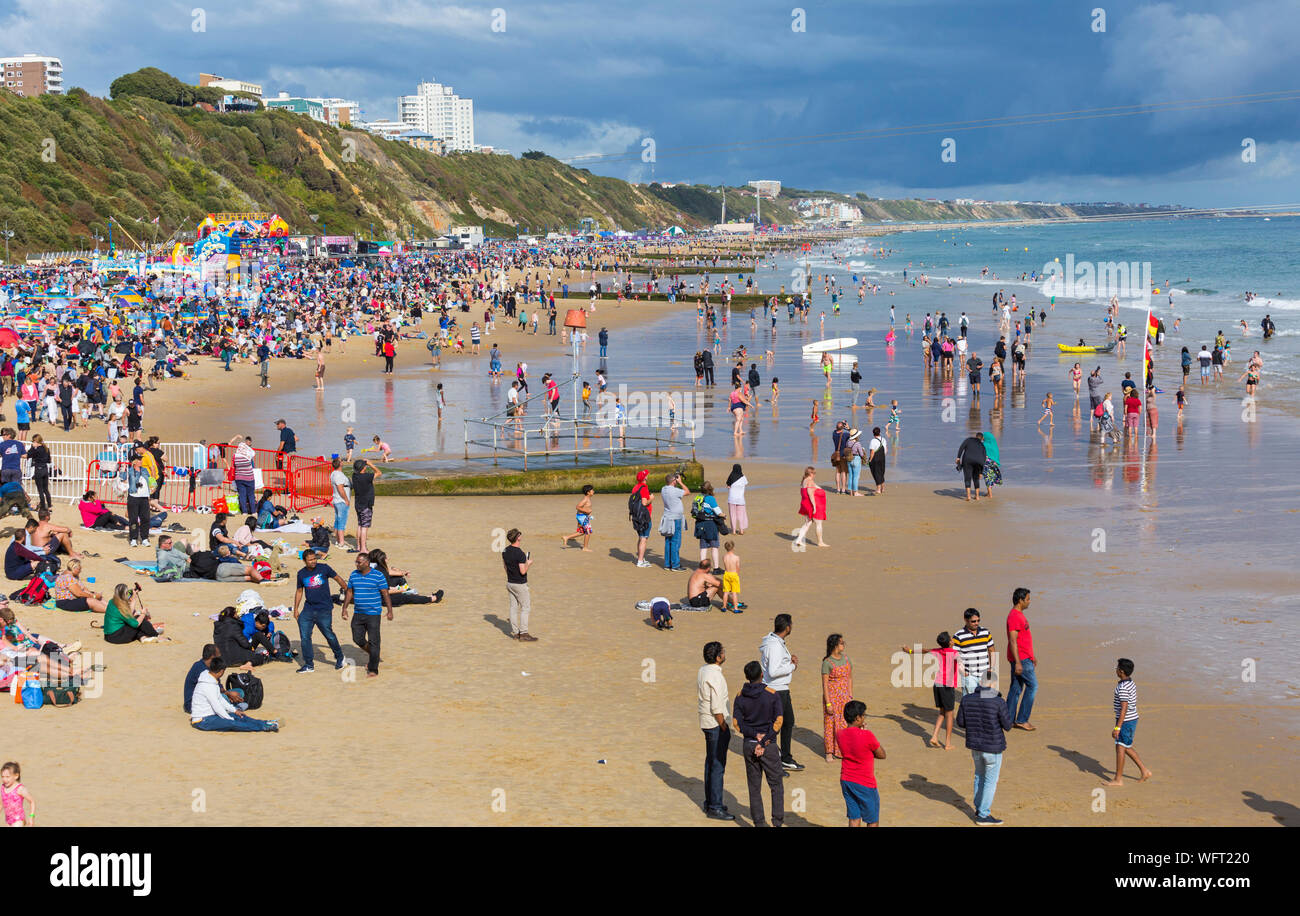 Bournemouth Dorset UK. Il 31 agosto 2019. Regno Unito: meteo folla gregge a Bournemouth Beach, a guardare il Bournemouth air festival, dopo una giornata mista di meteo - piovoso e umido pomeriggio presto, trasformando in una gloriosa caldo e soleggiato nel pomeriggio e la sera. Illuminazione drammatica e cielo tempestoso. Credito: Carolyn Jenkins/Alamy Live News Foto Stock