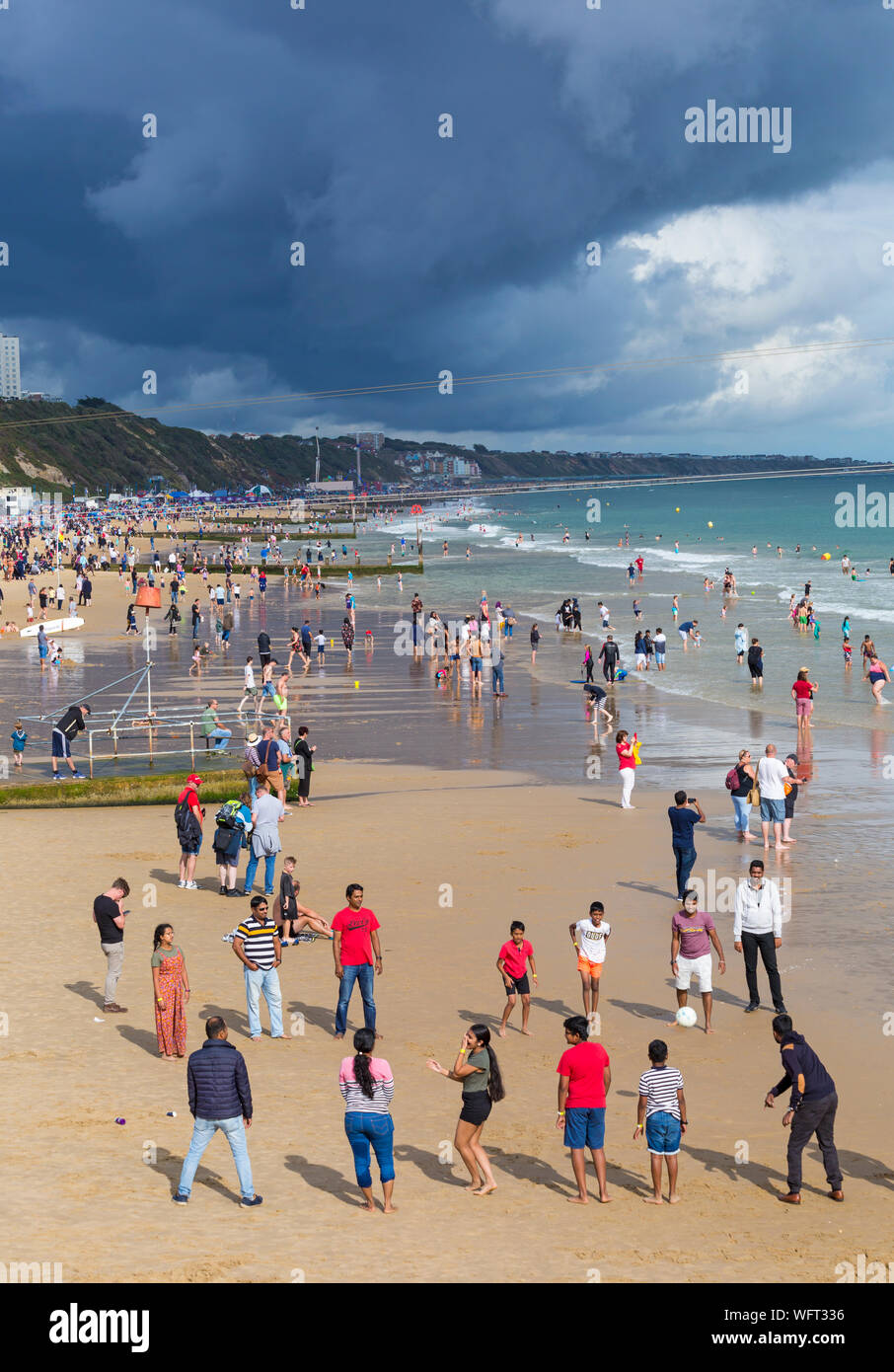 Bournemouth Dorset UK. Il 31 agosto 2019. Regno Unito: meteo folla gregge a Bournemouth Beach, a guardare il Bournemouth air festival, dopo una giornata mista di meteo - piovoso e umido pomeriggio presto, trasformando in una gloriosa caldo e soleggiato nel pomeriggio e la sera. Illuminazione drammatica e cielo tempestoso. Credito: Carolyn Jenkins/Alamy Live News Foto Stock
