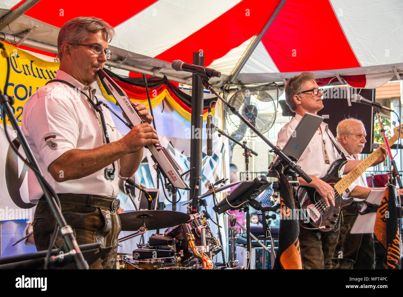Un tedesco, Polka band suonare "Chicken Dance' all'annuale, Orange International Food Fair, arancio, CA USA Foto Stock