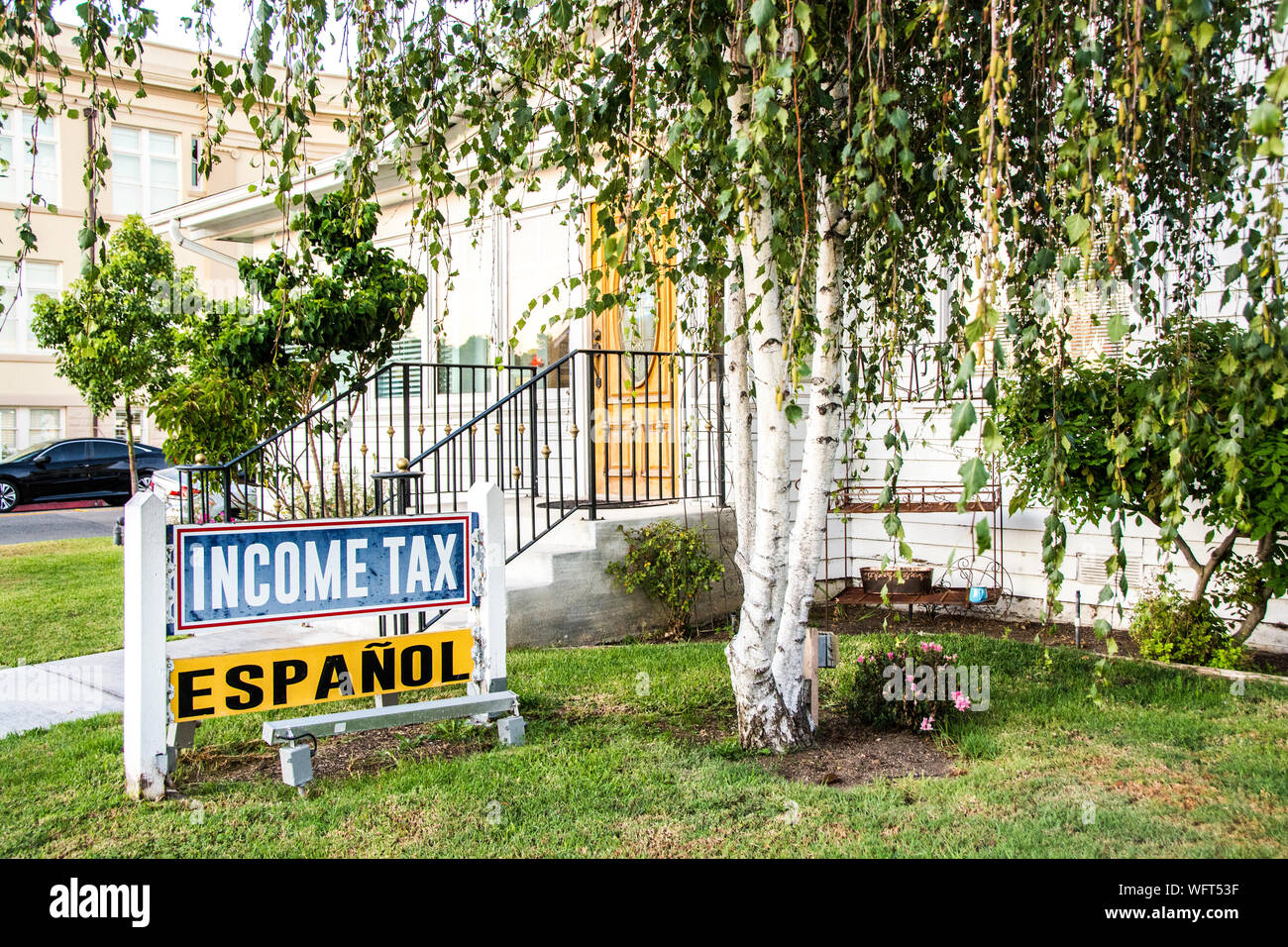 Un'imposta sul reddito business pubblicità che cosa fanno, lungo con dichiarando che si parla anche spagnolo. Foto Stock