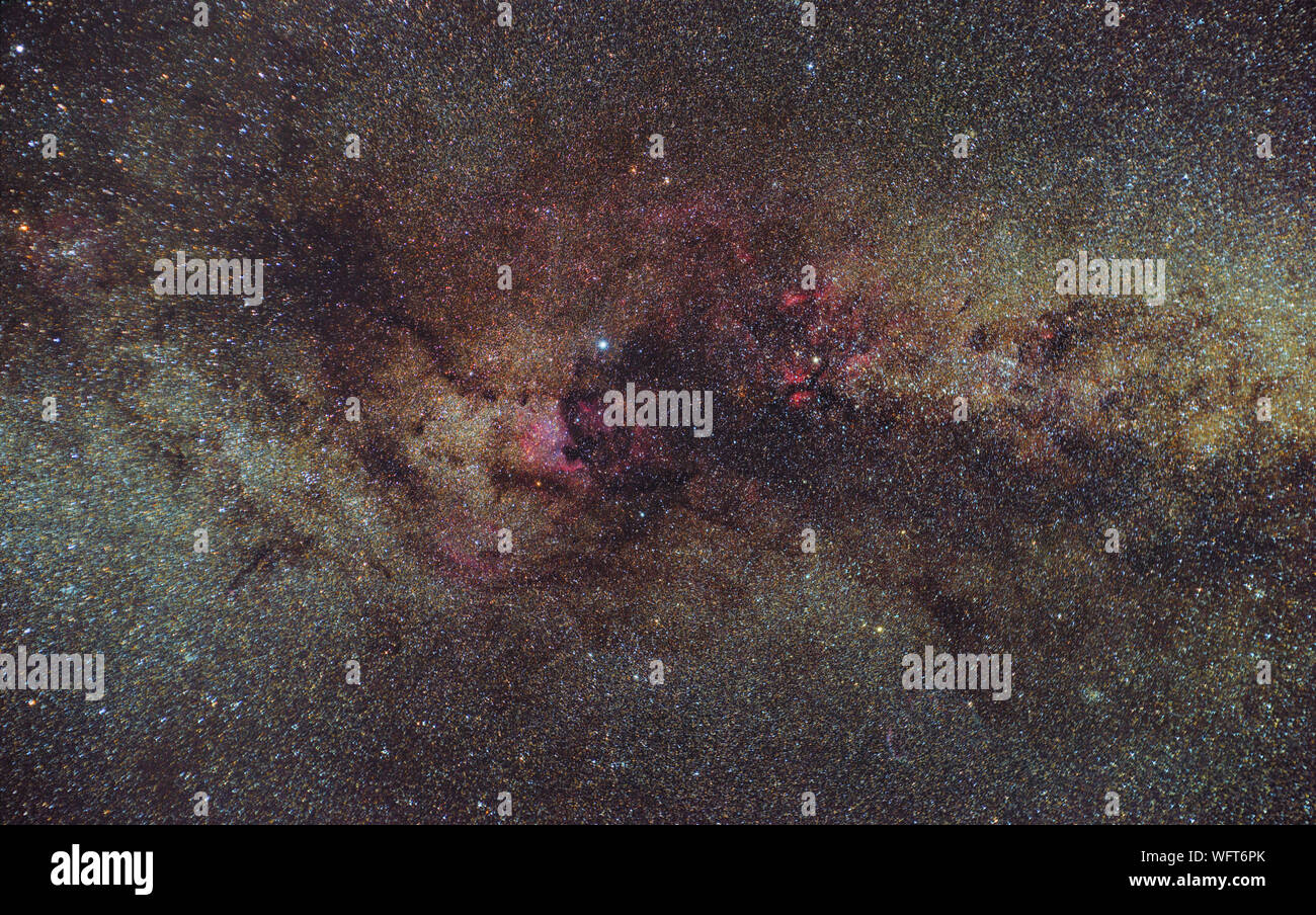 Cygnus nebulose nel cuore della Via Lattea. Hydrogenic nebulosità della Via Lattea. Profondo cielo stellato Foto Stock