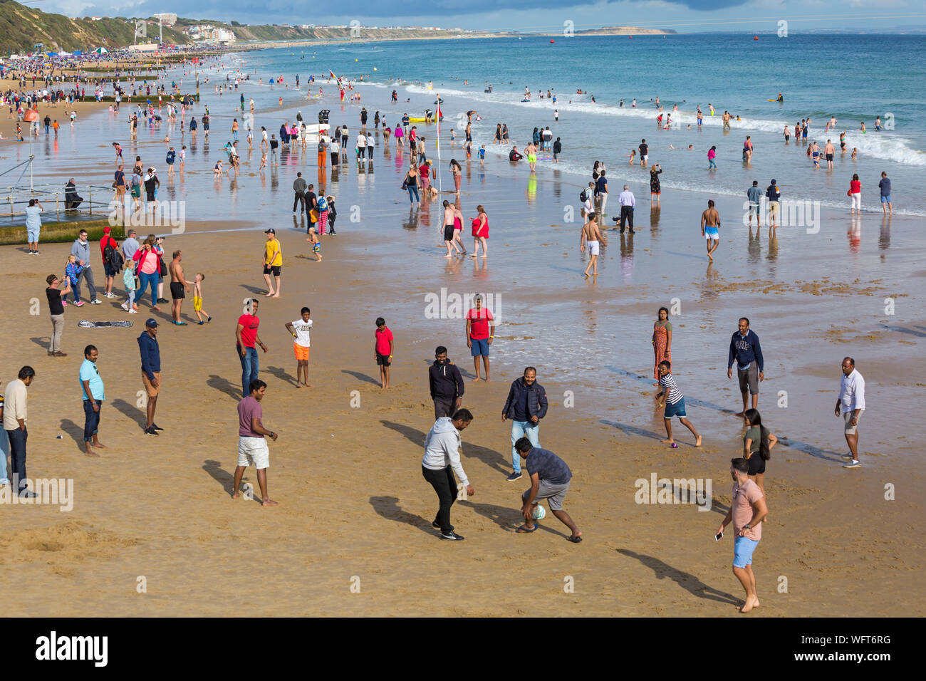 Bournemouth Dorset UK. Il 31 agosto 2019. Regno Unito: meteo folla gregge a Bournemouth Beach, a guardare il Bournemouth air festival, dopo una giornata mista di meteo - piovoso e umido pomeriggio presto, trasformando in una gloriosa caldo e soleggiato nel pomeriggio e la sera. Credito: Carolyn Jenkins/Alamy Live News Foto Stock