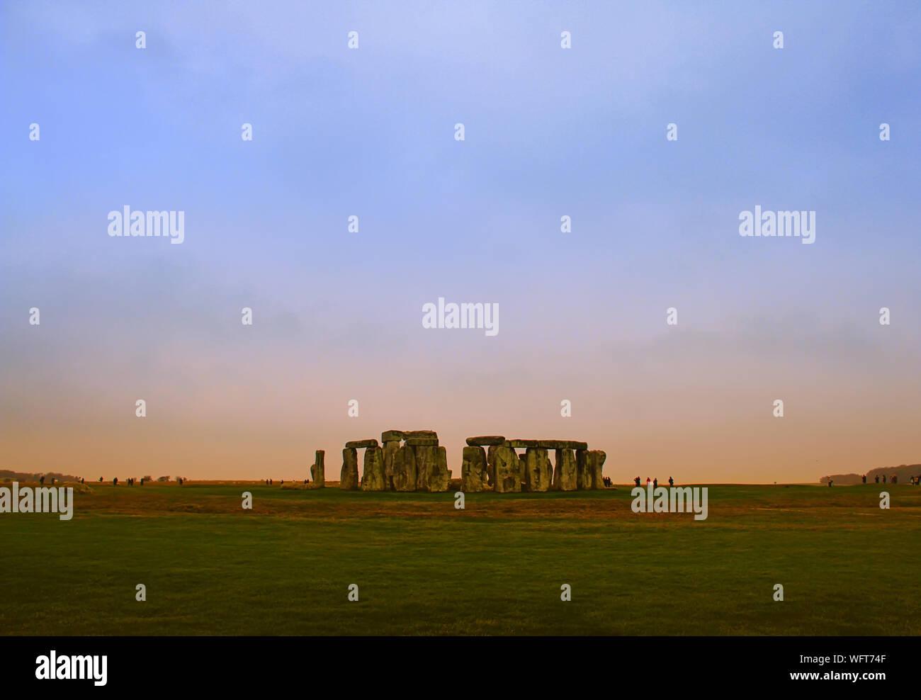 Civiltà Megalitica sul campo contro il cielo durante il tramonto Foto Stock