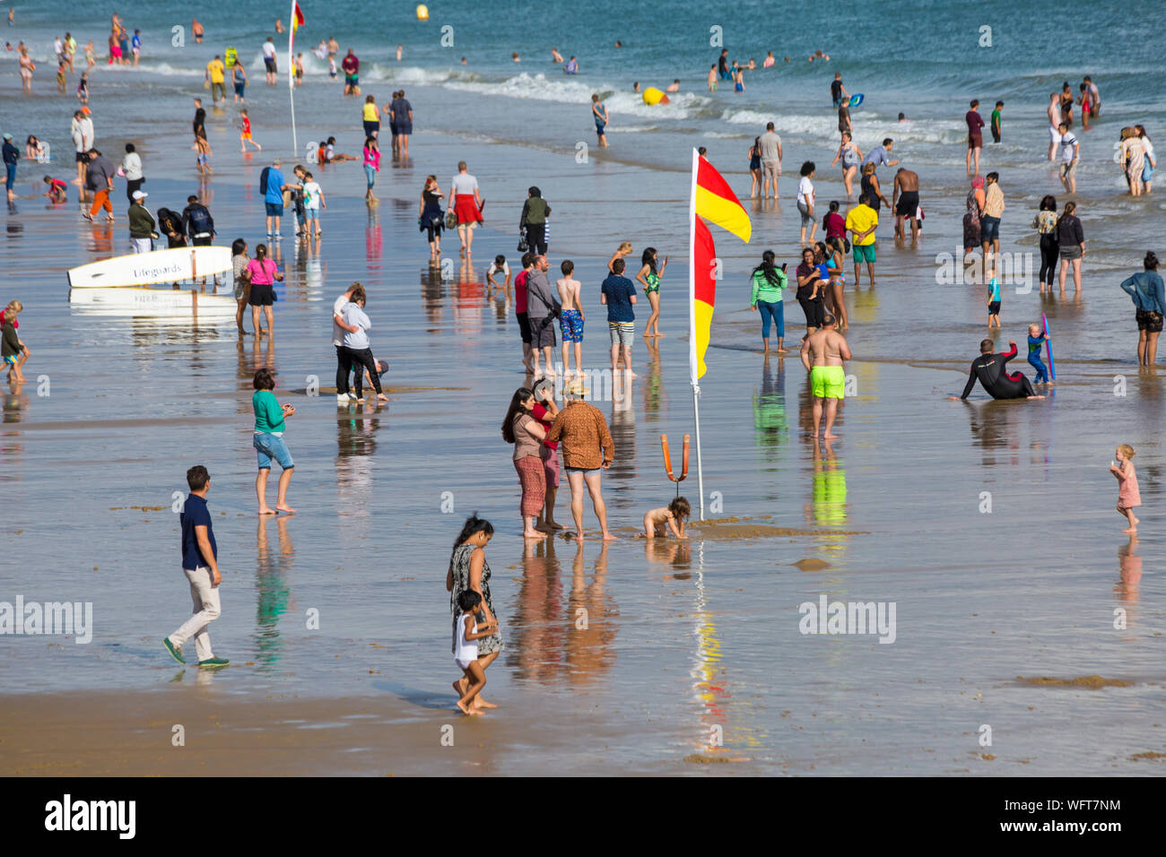 Bournemouth Dorset UK. Il 31 agosto 2019. Regno Unito: meteo folla gregge a Bournemouth Beach, a guardare il Bournemouth air festival, dopo una giornata mista di meteo - piovoso e umido pomeriggio presto, trasformando in una gloriosa caldo e soleggiato nel pomeriggio e la sera. Credito: Carolyn Jenkins/Alamy Live News Foto Stock