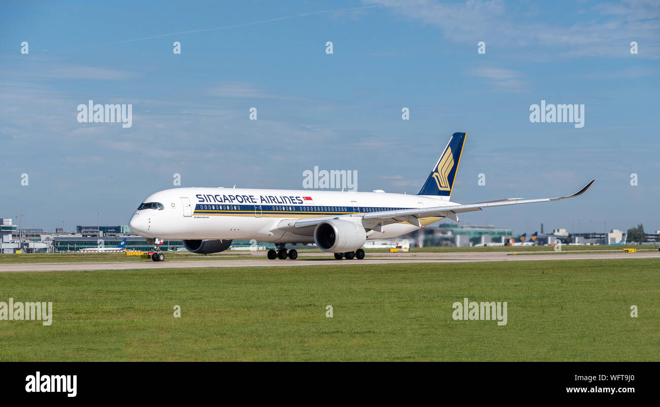 MANCHESTER, Regno Unito - 24 agosto 2019: Singapore Airlines Airbus A350 di rullaggio per il decollo Foto Stock