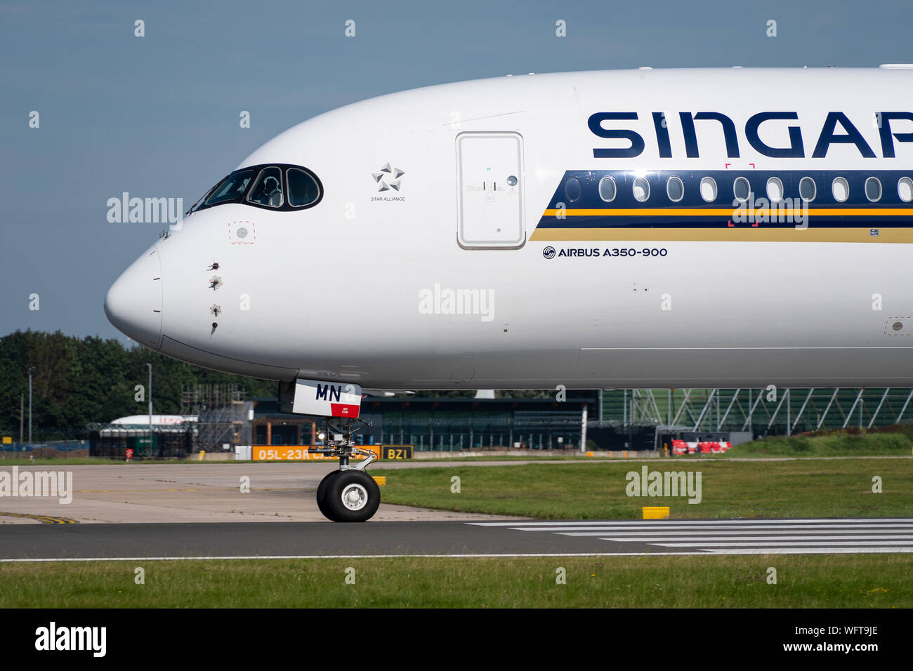 MANCHESTER, Regno Unito - 24 agosto 2019: chiudere la vista della parte frontale di un Singapore Airlines Airbus A350 Foto Stock